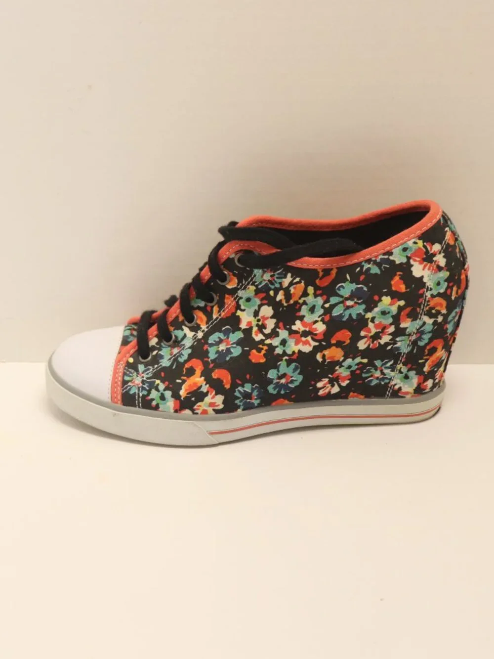 S Logo Circle with a Cross Mark in it Women's Shoes High Top Tennis Size 10 Med